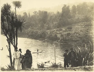 Waikaremoana-søen, 1908 (sølvgelatineprint)